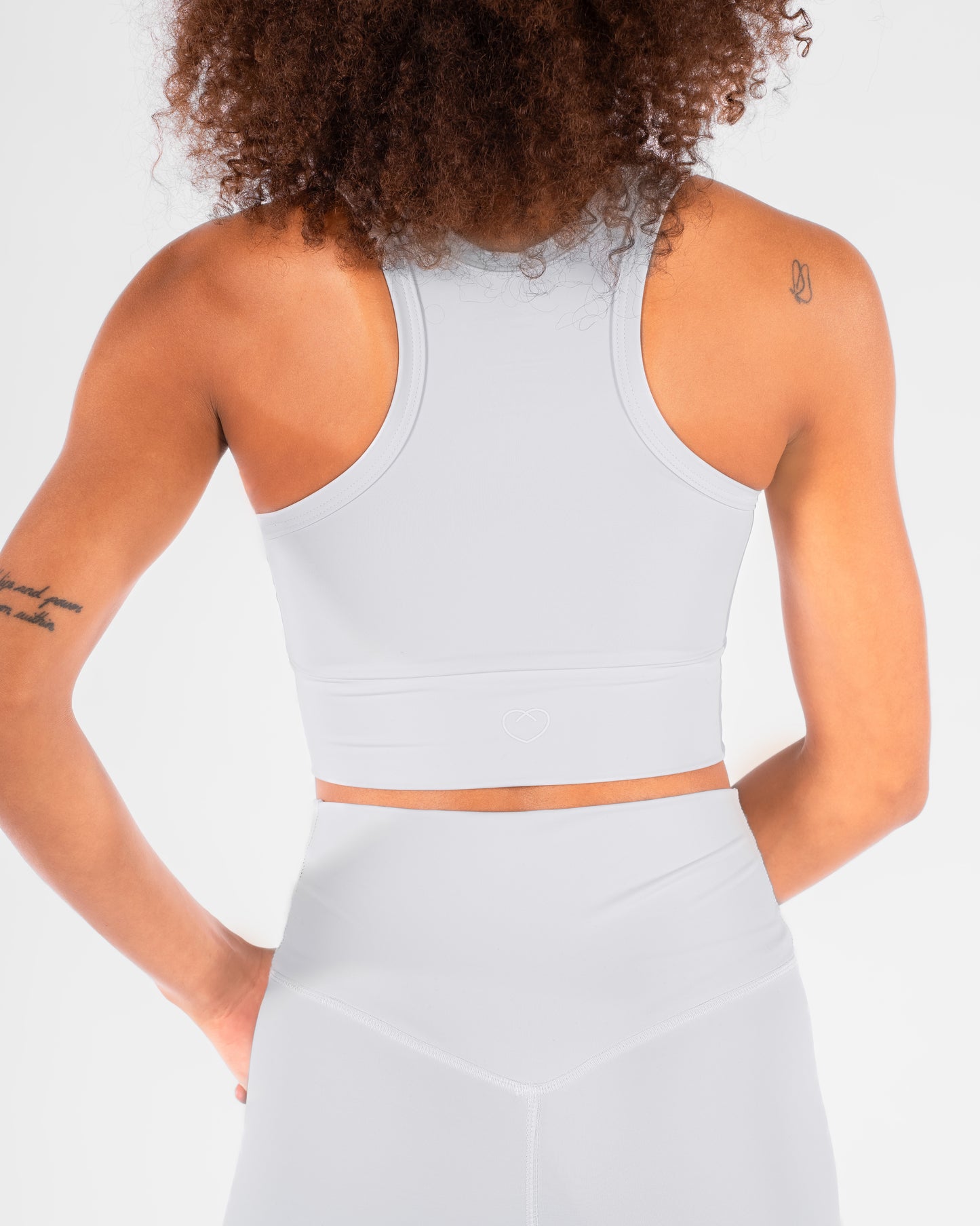 Hochgeschlossenes Suri Crop-Top